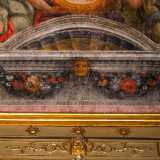 ...guidati da Aniello d�Arminio (l�unico di cui si trova la firma su una volta) e rimandano ad alcune residenze nobiliari della provincia di Caserta